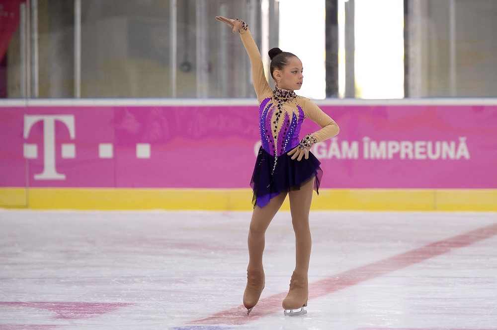 In antrenamente pentru Campionatul National de Patinaj Artistic pentru copii