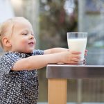 Cum suplimentezi alimentatia micutului cu intoleranta la lactoza