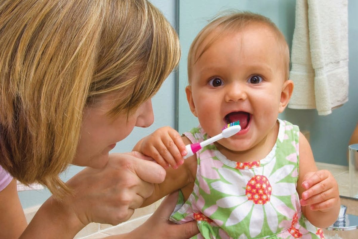 Spalatul pe dinti la bebelusi si la copii mici