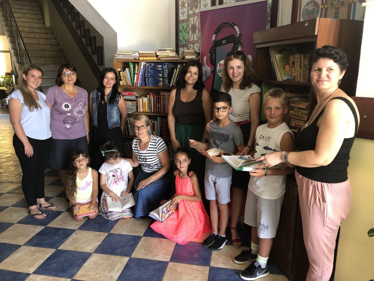 2 biblioteci au fost donate copiilor din proiectul social Hero After School, prin campania „Daruieste o lume de basm”