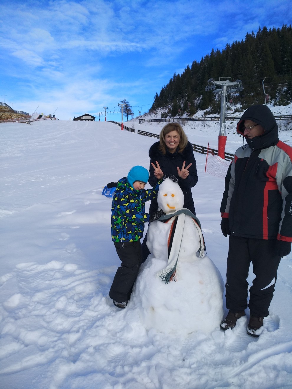 Chelile Gradistei opertiunea Omul de zapada in mijlocul partiei de ski. :)