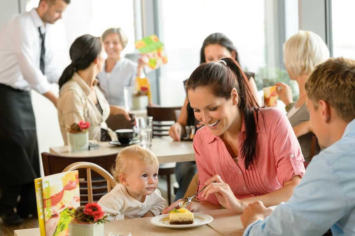 Cu copilul la restaurant: Cum sa ai o iesire de succes