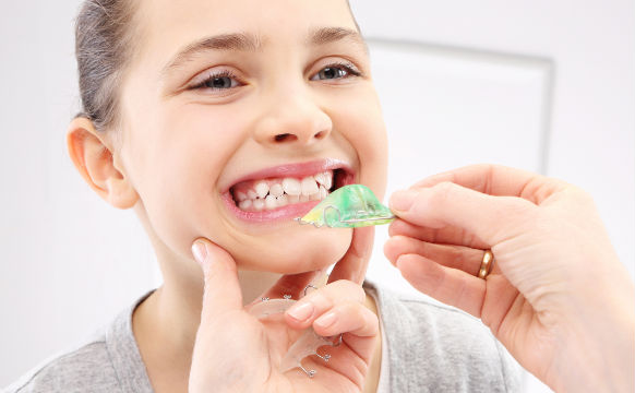 Aparatul dentar mobil: Cum ii ajuta pe copiii mici