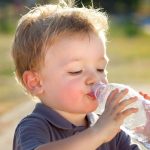 Cum evitam deshidratarea la copii vara
