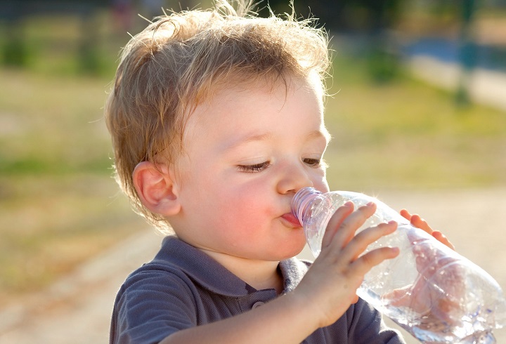 Cum evitam deshidratarea la copii vara