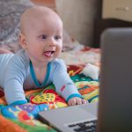 Copiii si tehnologia: Cum sunt bebelusii influentati de ecrane