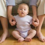 Dezvoltarea bebelusului: Miscarile de la varsta de 6-9 luni