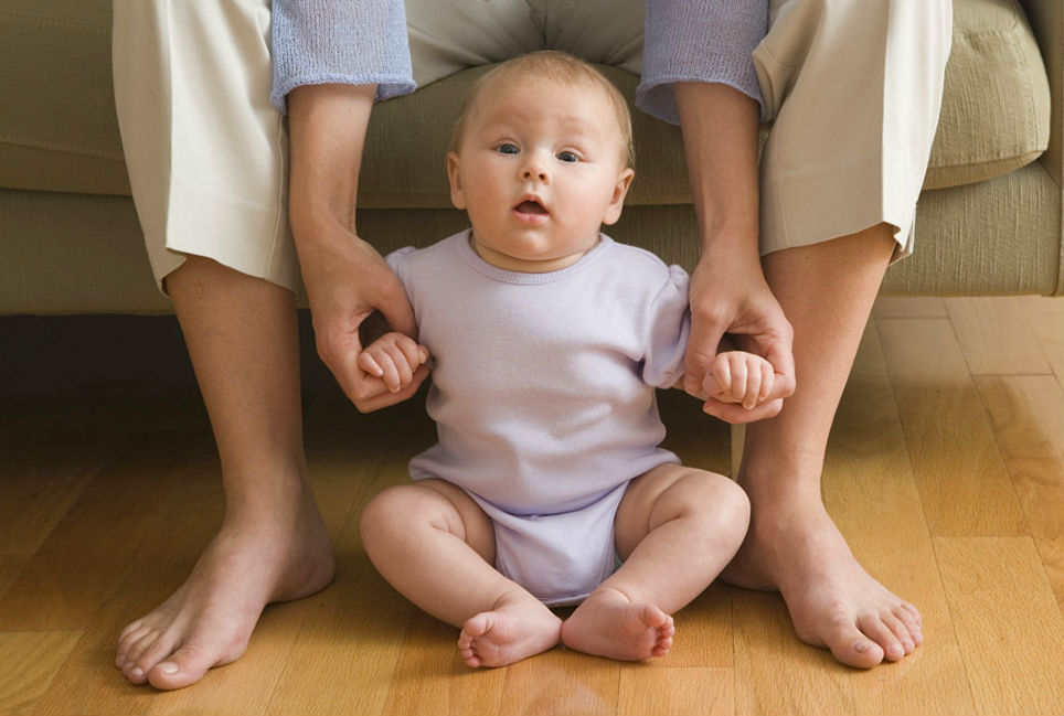 Dezvoltarea bebelusului: Miscarile de la varsta de 6-9 luni