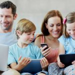 Parintii Copiilor Digitali: Copiii de sub 2 ani stau peste 30 de minute in fata ecranului