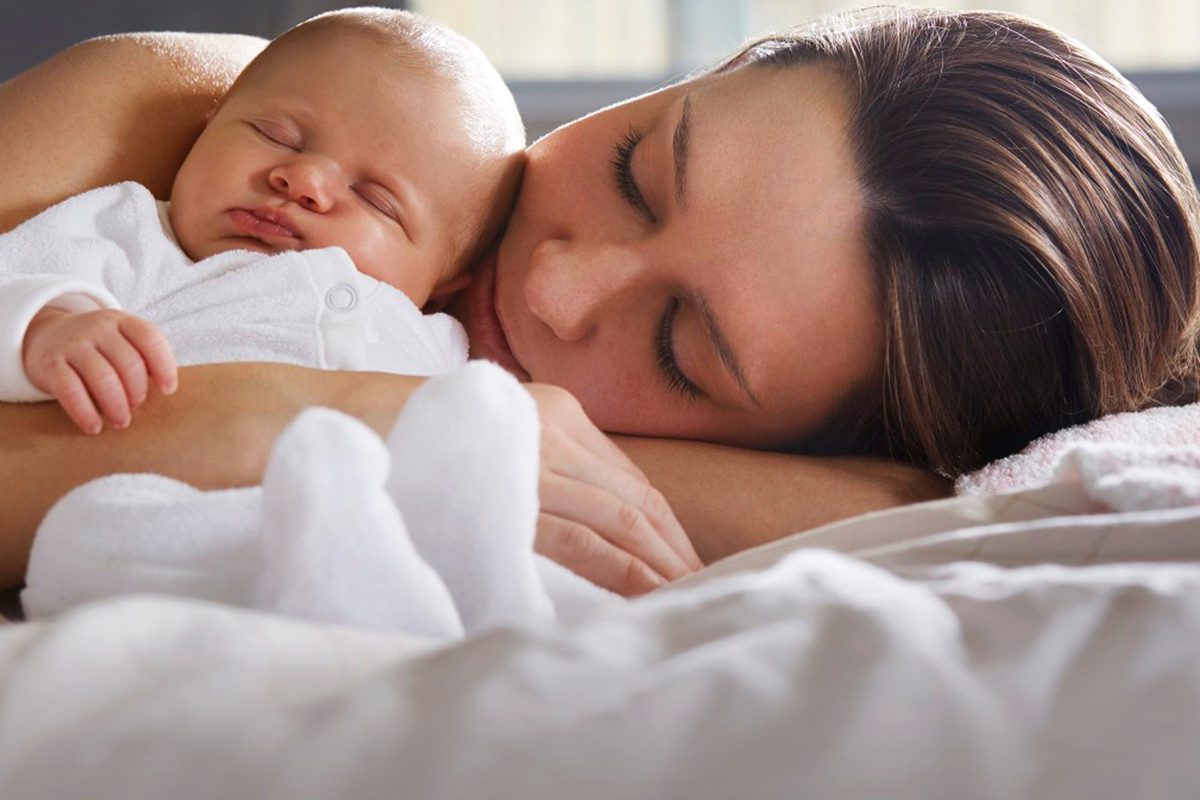 Co-sleeping: Avantajele dormitului cu bebelusul