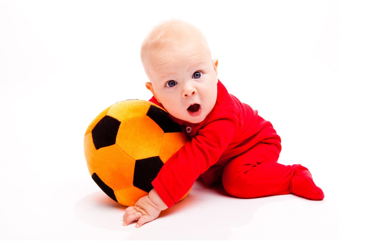 Jocul cu mingea la bebelusi, pe etape de varsta