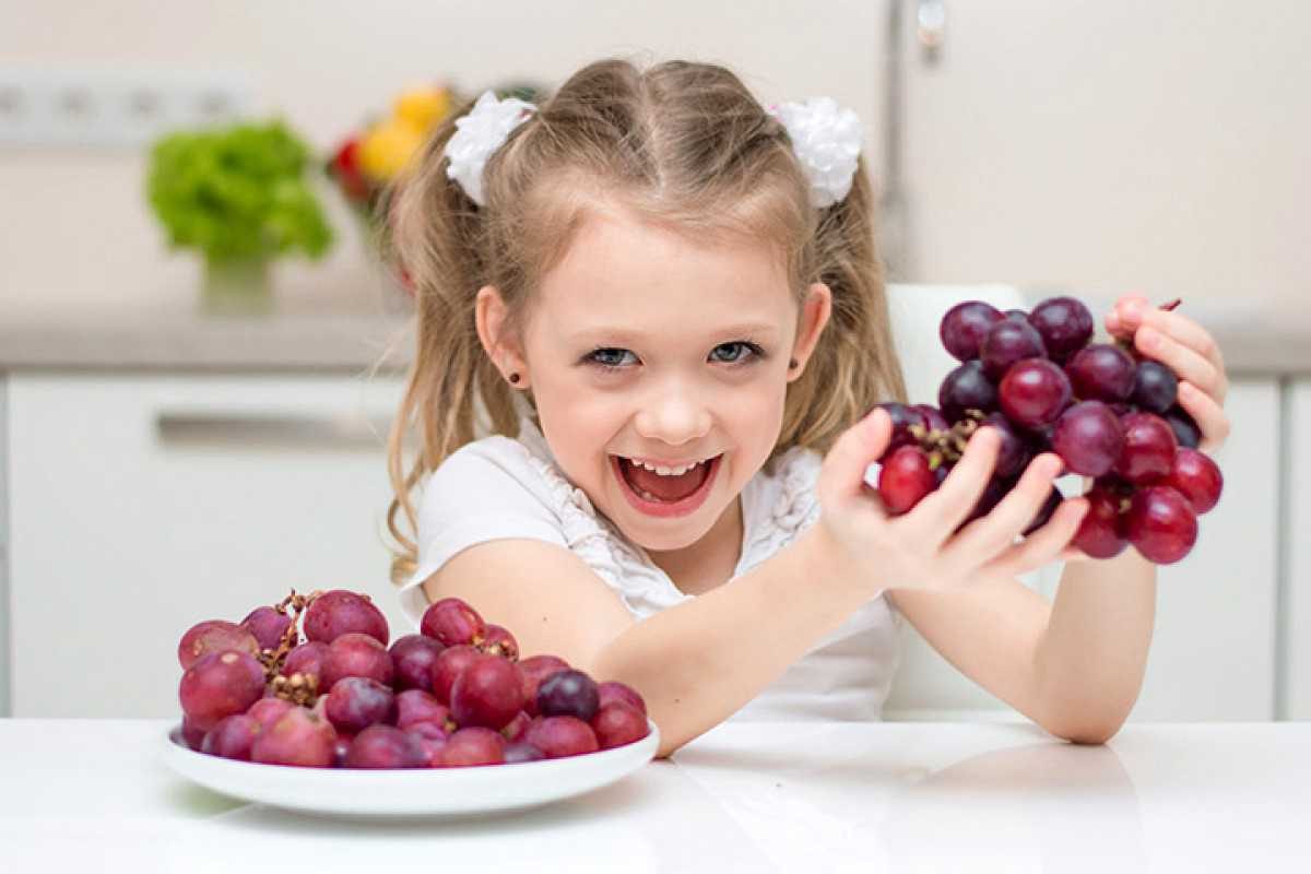 Девушка есть виноград. Кушать виноград. Дети кушают виноград. Девочка ест виноград. Человек ест виноград.