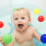 Activitati pentru bebelusi: Distractie cu apa